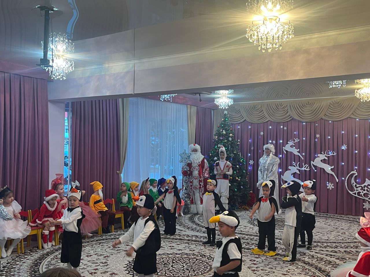 Новогодний  праздник для детей в старшей группы "Жұлдыз".