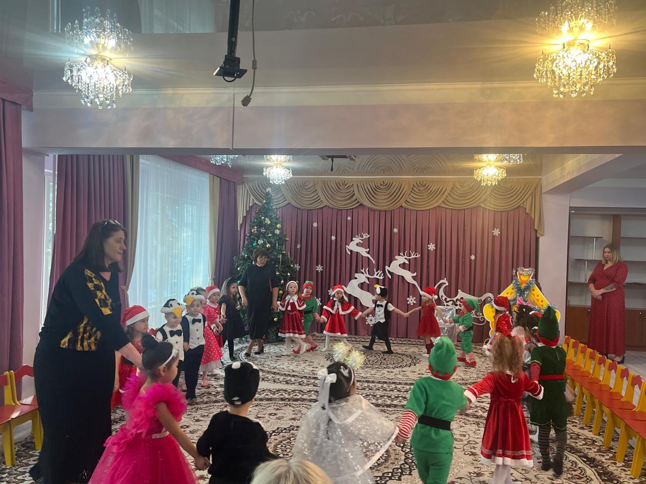 Новогодний  праздник для детей  старшей группы  "Ақ бұлақ".