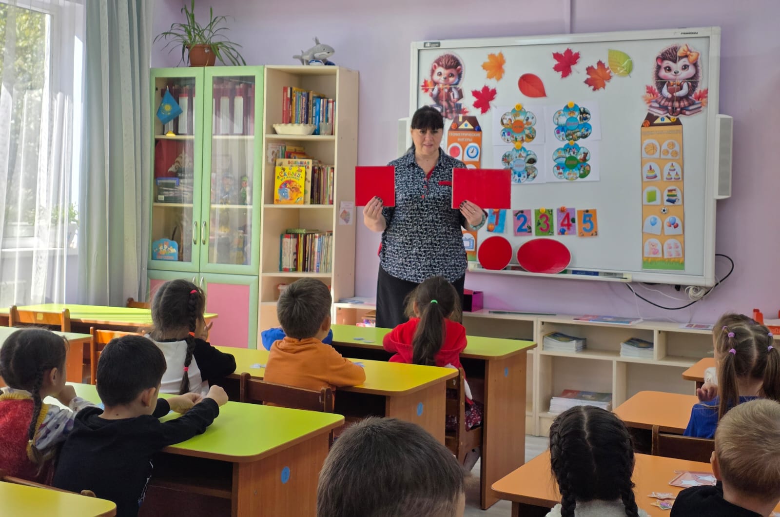 Познавательная деятельность в старшей  группе ,,Шаттық". Организованная деятельность по основам математики на тему: "Геометрические фигуры".