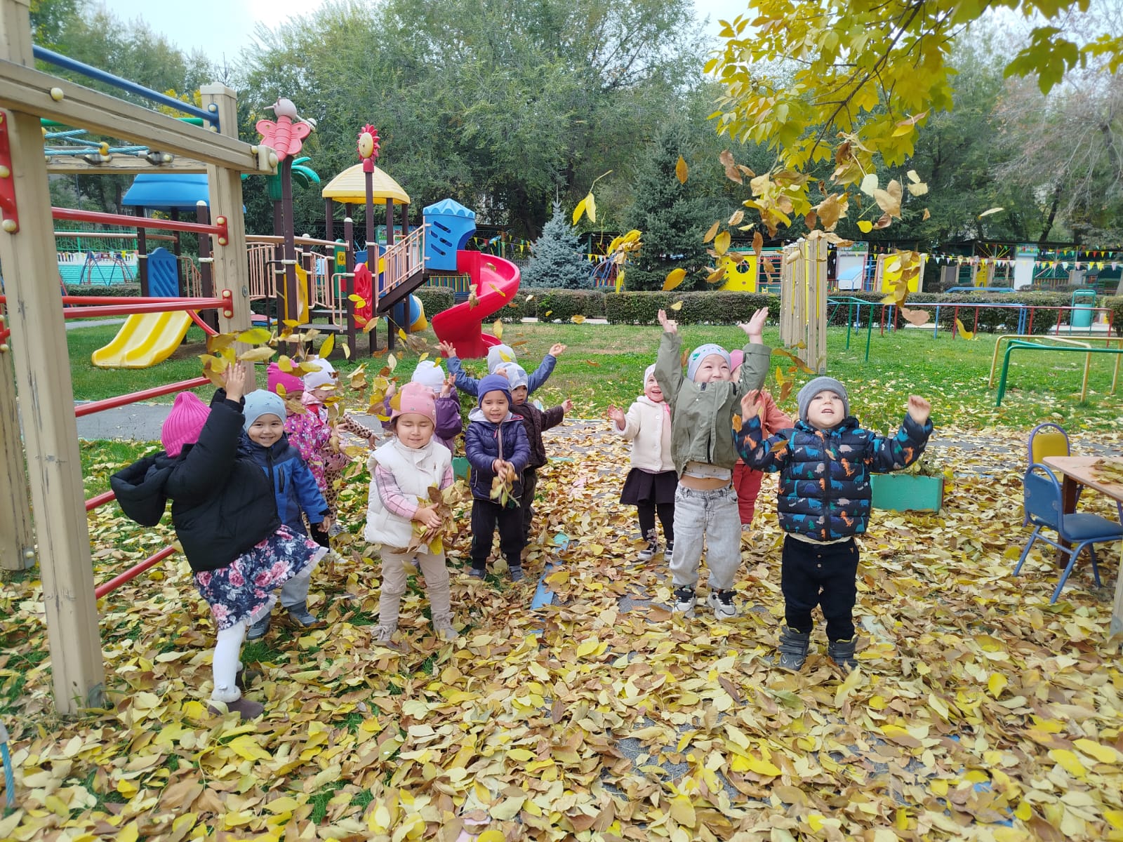 Прогулка в средней группе "Бәйтерек".