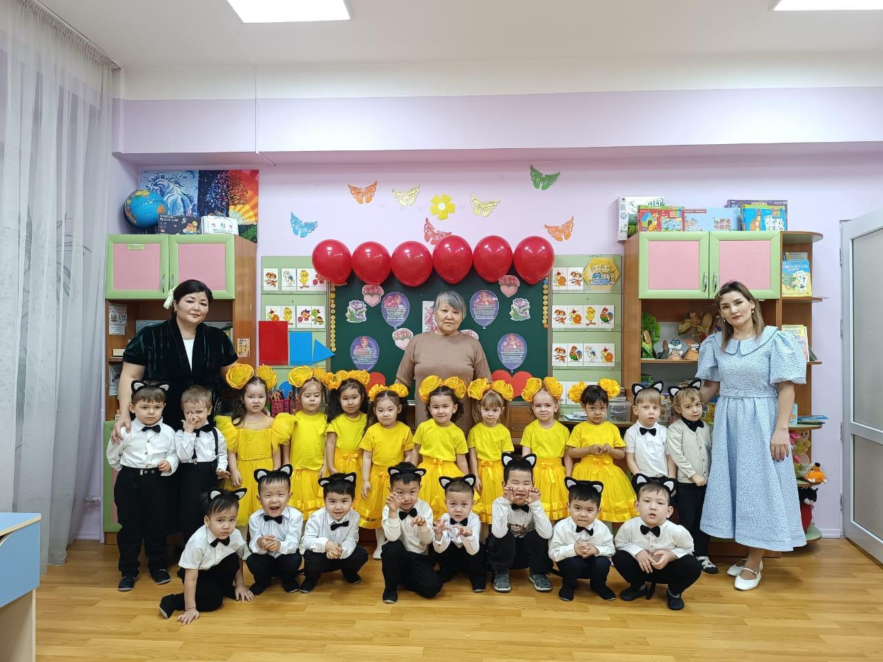 «Бәйтерек» орта тобындағы аналар мен әжелерді құттықтауға арналған мерекелік іс-шара/ Праздничное мероприятие, посвященное поздравлению мам и бабушек в средней группе "Бәйтерек",