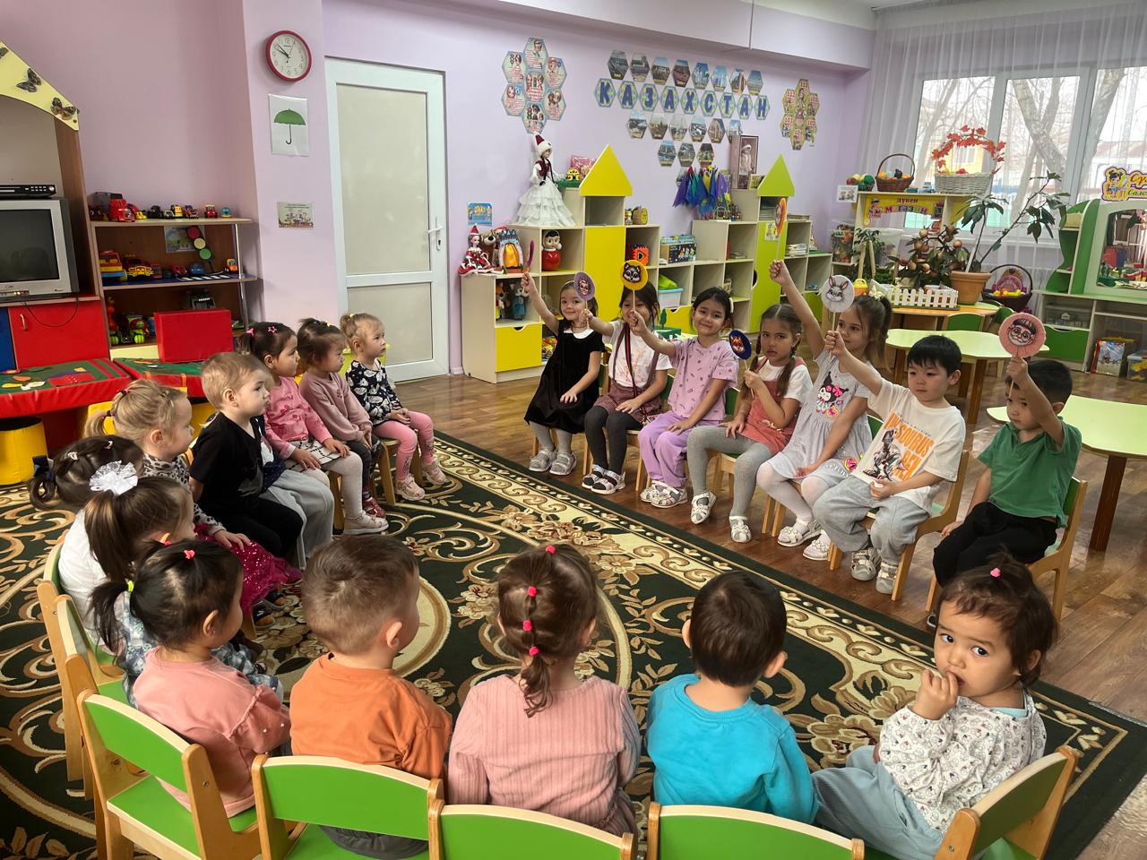 Изготовление игрушек из СД дисков и показ кукольного театра для малышей детьми предшкольной группы "Ақ бұлақ".